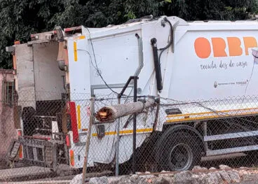 camion enganchado en un cable descolgado en benimaurell