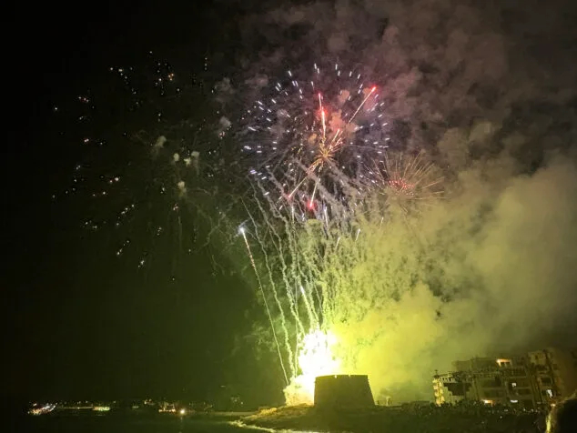 Imagen: Castillo de fuegos piroacuático en el Día de la Virgen de los Desamparados en las fiestas de Moraira en 2026