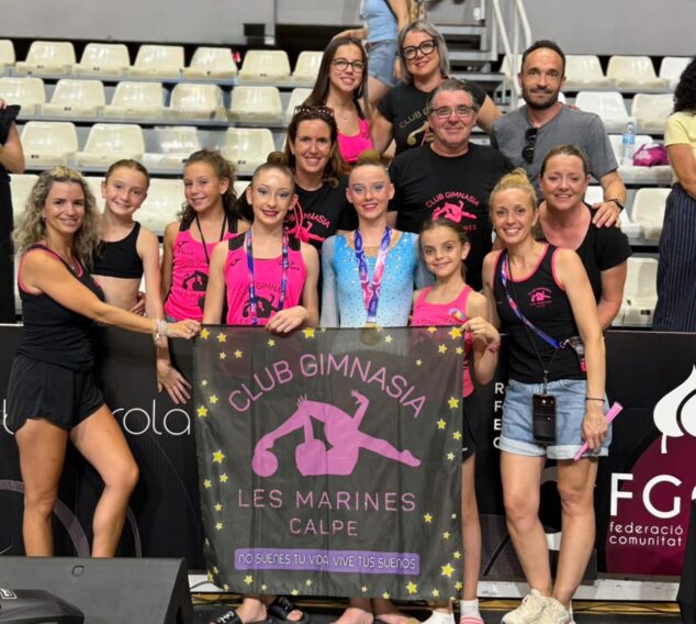 Sophie O'Reilly, del Club Les Marines de Calp, Campeona de España de gimnasia rítmica en pelota 4 Imagen: Integrantes del Club Gimnasia Les Marines de Calpe posan en grupo en el pabellón deportivo tras el Campeonato de España.
