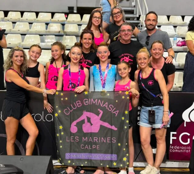 Imagen: Integrantes del Club Gimnasia Les Marines de Calpe posan en grupo en el pabellón deportivo tras el Campeonato de España.