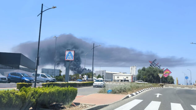 Un incendio en un desguace en El Verger moviliza un amplio dispositivo de bomberos y efectivos 1 Imagen: Columna de humo negro del incendio en un desguace del Verger