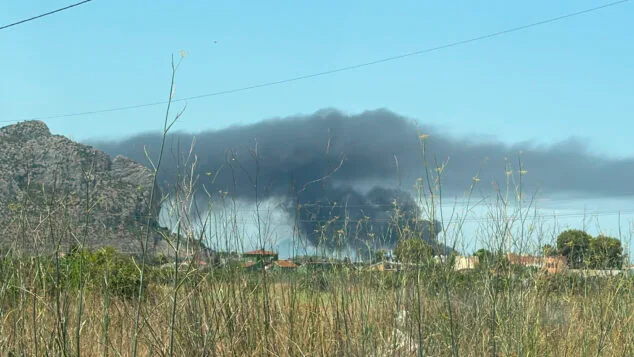 Extinguido el incendio del desguace de El Verger 7 columna de humo negro del incendio vista desde ondara