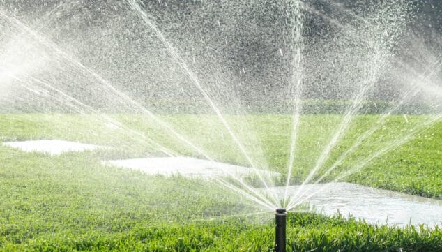5 problemas del agua en casa que puedes evitar con un buen mantenimiento 5 Imagen: Cómo programar el riego automático en verano sin desperdiciar una sola gota