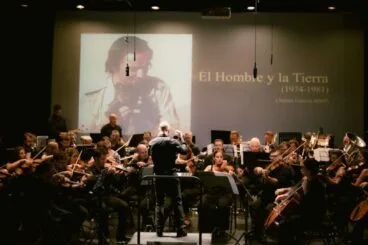 Orquesta sinfónica tocando en un escenario durante un concierto del festival SONAFILM