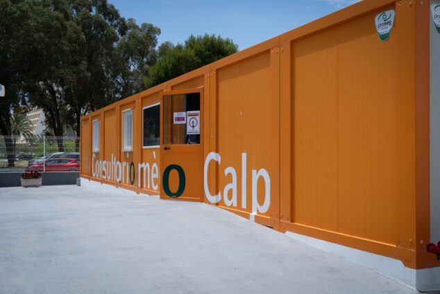 Refuerzo sanitario en Xàbia, Moraira y Calp, mientras Dénia debe esperar para el consultorio de Les Marines 1 Imagen: Fotografía del exterior del consultorio médico modular de color naranja con el texto "Consultorio médico Calp".
