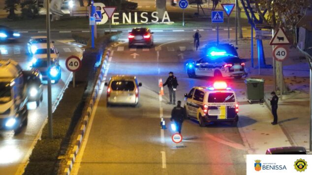 La tecnología que ha transformado la seguridad en Benissa: la Policía Local logra una vigilancia integral 1 Imagen: Agentes de la Policía Local de Benissa en un control nocturno con coches patrulla y luces azules encendidas cerca de una rotonda con el nombre del municipio.