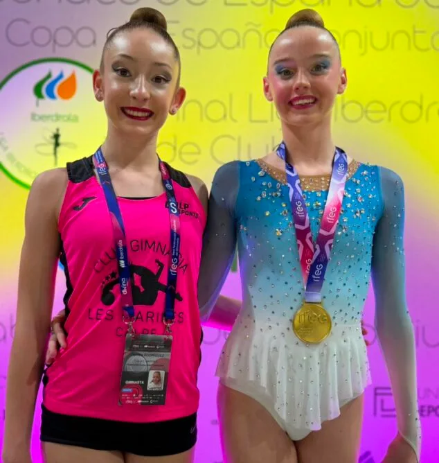 Imagen: Daniela Rodriguez y Sophie O'Reilly del Club Les Marines, con Sophie llevando una medalla de oro, en el Campeonato de España de gimnasia rítmica.
