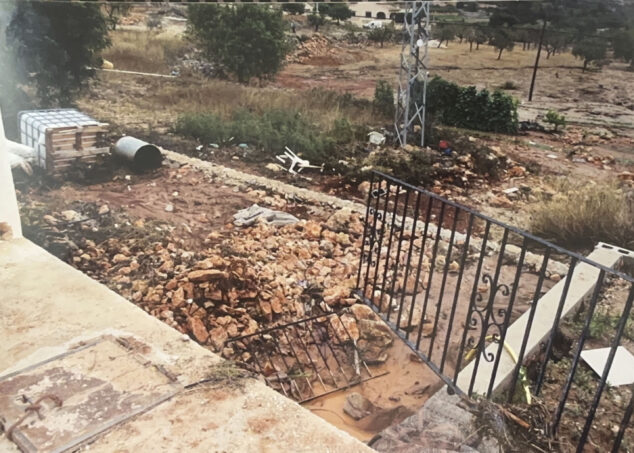 La riada de 4.000 m³ que no vino del cielo: 25 años del colapso del depósito en el Collao de Benissa 11 Imagen: Desperfectos en una propiedad del Collao de Benissa tras la rotura del depósito en 2001
