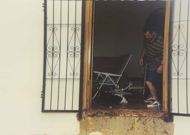 La riada de 4.000 m³ que no vino del cielo: 25 años del colapso del depósito en el Collao de Benissa 12 Imagen: Desperfectos en una vivienda del Collao de Benissa tras la rotura del depósito en 2001