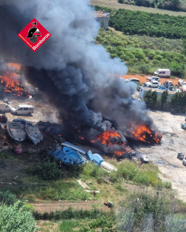 Detalle del incendio en el desguace del Verger