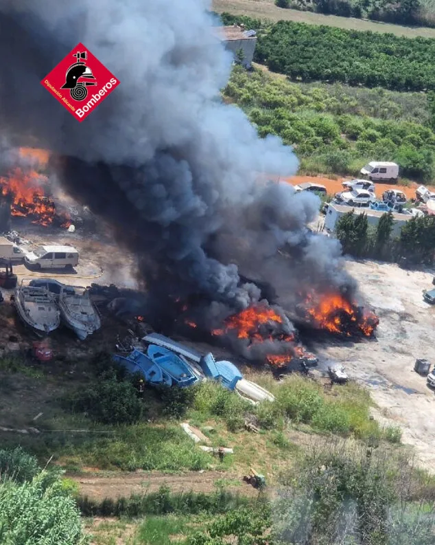 Extinguido el incendio del desguace de El Verger 3 Imagen: Detalle del incendio en el desguace del Verger