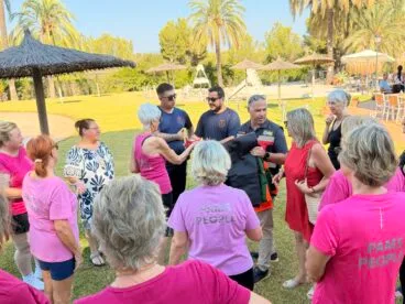 Pam’s Dance Fitness Ladies dona material de seguridad y formación a Protección Civil de El Poble Nou de Benitatxell 3 Entrega de material donado a Protección Civil por parte del grupo Pam's Dance Fitness Ladies.