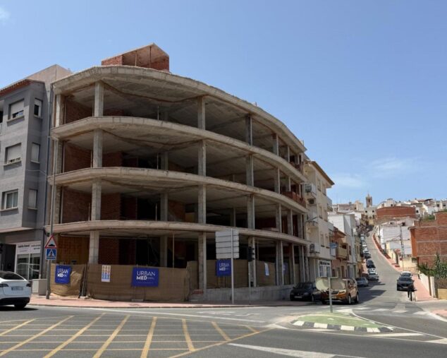 Benitatxell transforma un 'esqueleto' en más de medio millón de euros para futuras infraestructuras 1 Imagen: Estructura de hormigón de varias plantas del edificio inacabado Capelletes en Benitatxell.