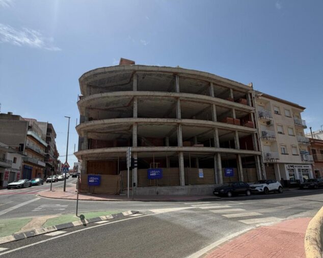 Benitatxell transforma un 'esqueleto' en más de medio millón de euros para futuras infraestructuras 2 Imagen: Estructura de hormigón de un edificio inacabado en una esquina de una calle en Benitatxell.