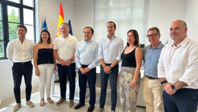 La Generalitat i Benissa coordinen l'inici del centre de dia i el desenvolupament de més de 40 vivendes públiques 4 Imatge: L'equip de govern de Benissa rep Juanfran Pérez Llorca, president de la Generalitat