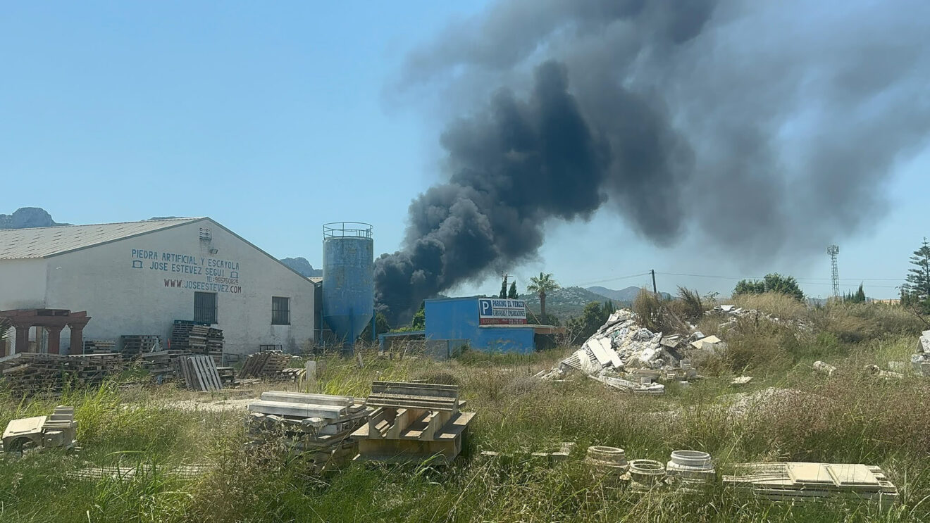 El incendio en el desguace del Verger desde el polígono de la localidad