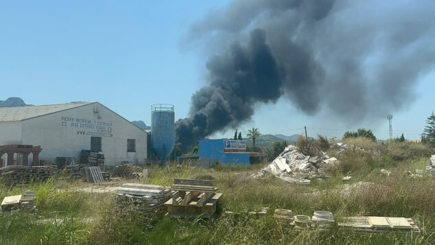 Un incendio en un desguace en El Verger moviliza un amplio dispositivo de bomberos y efectivos 3 Imagen: El incendio en el desguace del Verger desde el polígono de la localidad