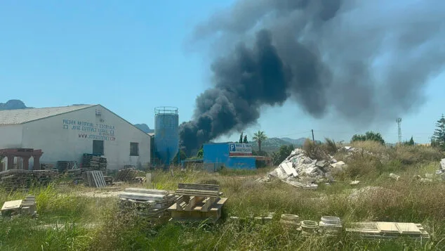 Extinguido el incendio del desguace de El Verger 6 el incendio en el desguace del verger desde el poligono de la localidad