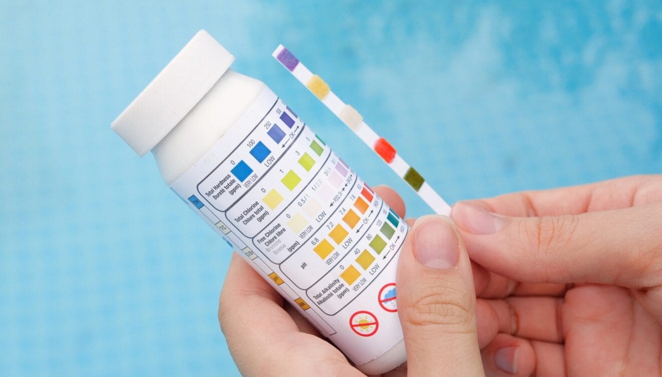 El motivo por el que el agua de la piscina se vuelve turbia incluso usando cloro