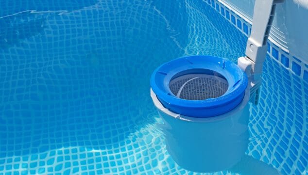 5 problemas del agua en casa que puedes evitar con un buen mantenimiento 2 Imagen: El secreto de las facturas de luz bajas en chalets con piscinas