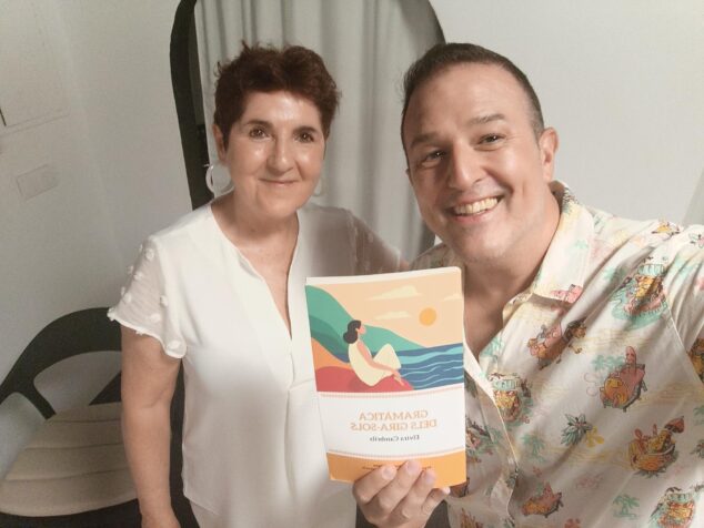 'Gramática de los girasoles' de Elvira Cambrils llega a Ondara 3 Imagen: Elvira Cambrils y Jovi Lozano-Seser sonriendo y sosteniendo el libro "Gramàtica dels gira-sols".