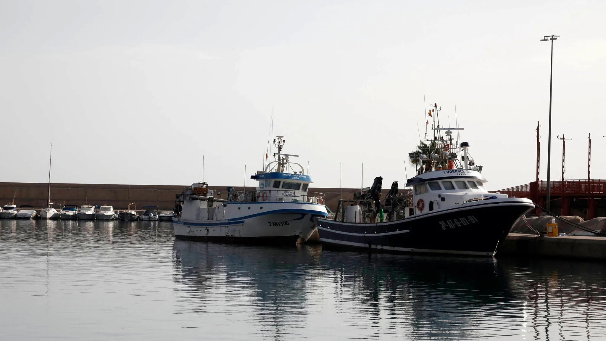 embarcaciones en el puerto de xabia archivo