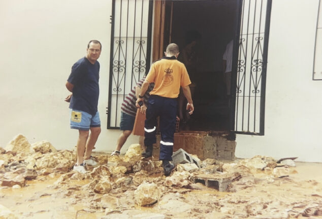 La riada de 4.000 m³ que no vino del cielo: 25 años del colapso del depósito en el Collao de Benissa 6 Imagen: Entrada a una vivienda en la partida del Collao de Benissa tras la rotura del depósito en 2001