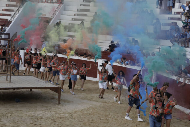 Penyes y quintades de Ondara desafían al calor en un multitudinario Dia de Sant Jaume 2 Imagen: Entrada de penyes y quintades de Ondara en el Dia de Sant Jaume 2026