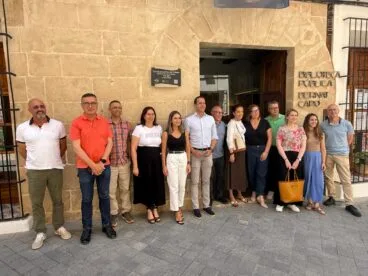 2,5 millones de euros impulsan la transformación sostenible y digital del turismo en Benissa 3 Equipo de trabajadores municipales del Ayuntamiento de Benissa posando en grupo frente a la entrada de la Biblioteca Pública Bernat Capó.