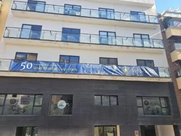 Vista exterior del edificio de la Unió Musical Calp-Ifach con una pancarta de aniversario en el balcón.