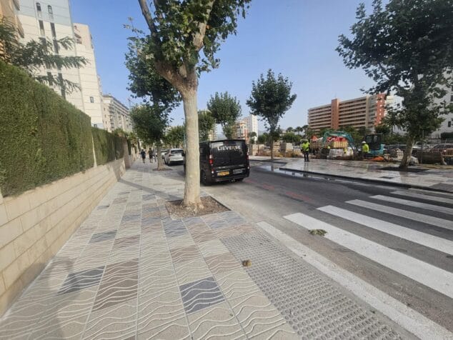 Imagen: Nuevas aceras pavimentadas y paso de peatones en la calle Castelló de la Plana de Calp.