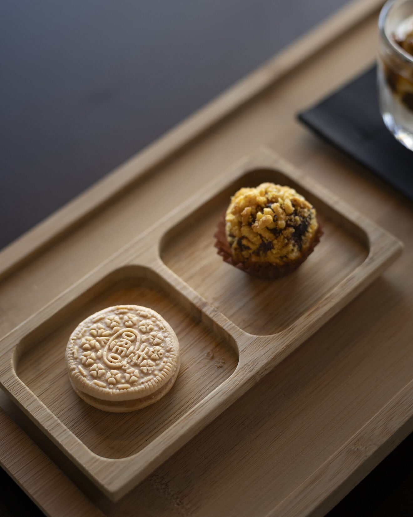 Galleta Oreo de foie micuit y turrón y bombón de croquetas de arroz