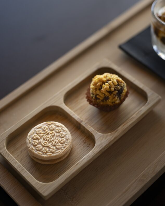 galleta oreo de foie micuit y turron y bombon de croquetas de arroz