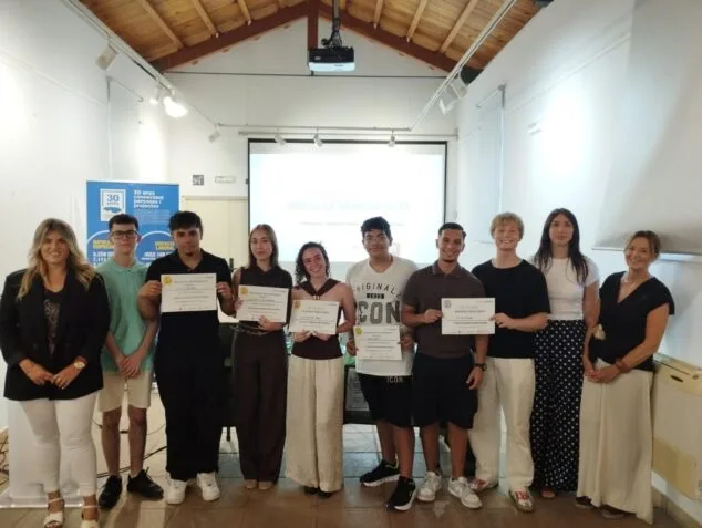 CREAMA premia el talento emprendedor de la Marina Alta en la primera Gala Impulsa 1 Imagen: Jóvenes ganadores de los Premios Impulsa Marina Alta sosteniendo sus certificados.