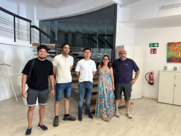 Cinco personas, entre organizadores y ganadores, posan juntas en un vestíbulo tras el sorteo de 'Ondara se destapa 2026'.