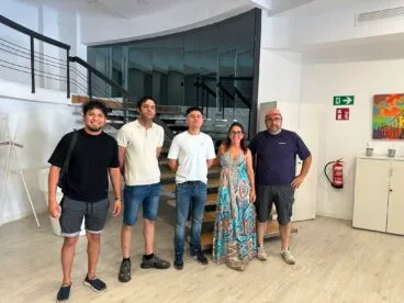 El Bar Friends gana con «El Patacón» la Ruta de la Tapa «Ondara se destapa» Primavera 2026 5 Cinco personas, entre organizadores y ganadores, posan juntas en un vestíbulo tras el sorteo de 'Ondara se destapa 2026'.