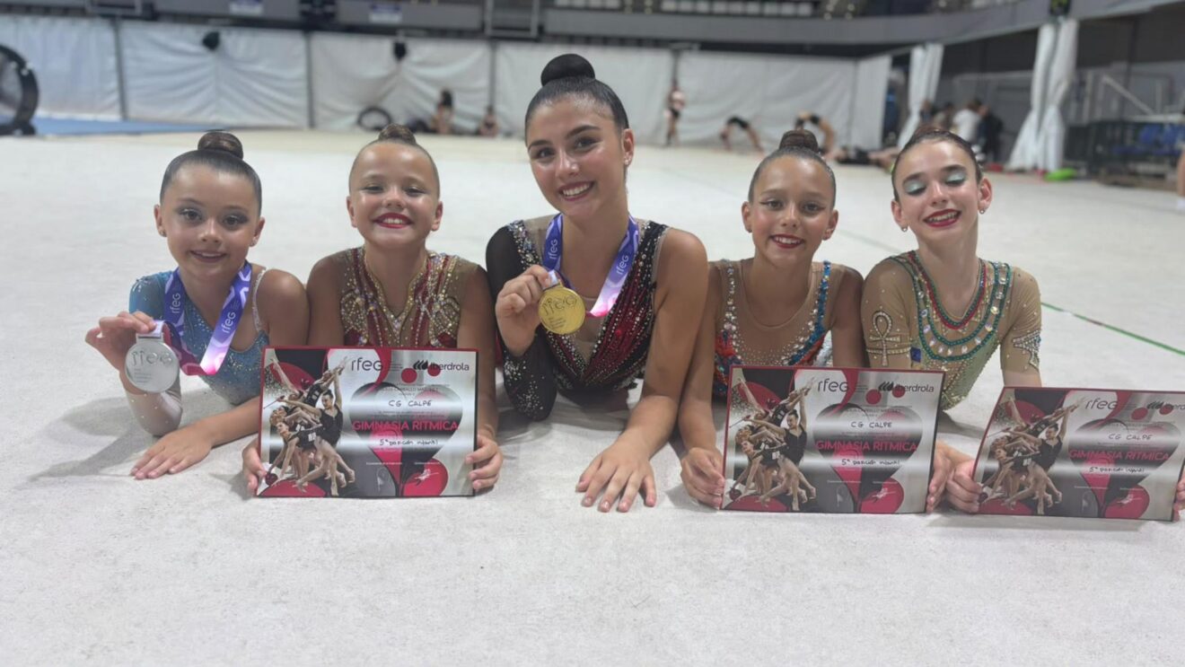 Gimnastas del club con sus medallas y diplomas en el Campeonato de España