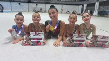 Gimnastas del club con sus medallas y diplomas en el Campeonato de España