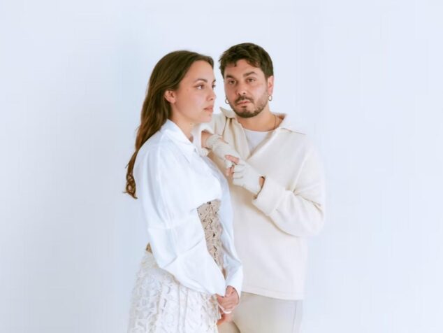 Benitatxell se prepara para un primer Dia de les Penyes histórico con el concierto de Ginestà 1 Imagen: Retrato de los hermanos Júlia y Pau Serrasolsas, miembros del grupo Ginestà.