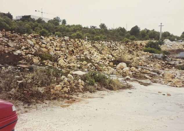 La riada de 4.000 m³ que no vino del cielo: 25 años del colapso del depósito en el Collao de Benissa 8 Imagen: Grandes rocas y sedimentos amontonados en el Collao de Benissa tras la rotura del depósito en 2001
