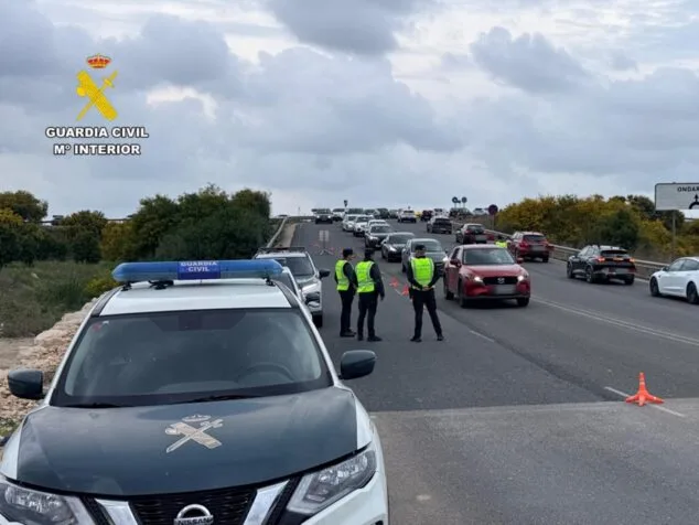 Detenidos en Ondara dos hombres por robos en vehículos y estafa bancaria 1 Imagen: Agentes y vehículo de la Guardia Civil en un control de carretera.