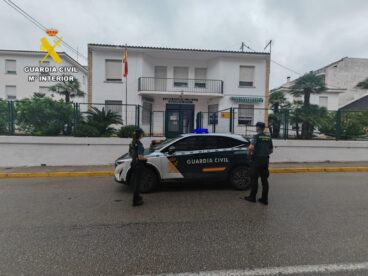 Agentes y vehículo patrulla de la Guardia Civil frente al cuartel de Pego.