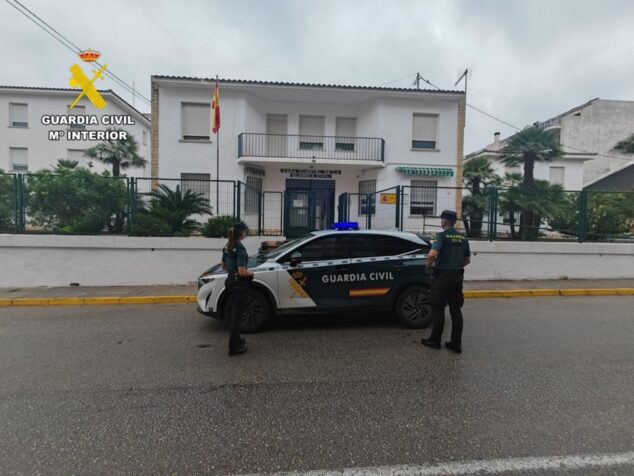 Arrestan a una pareja en Pego por robar 8.000 euros en joyas a dos personas mayores 1 Imagen: Agentes y vehículo patrulla de la Guardia Civil frente al cuartel de Pego.