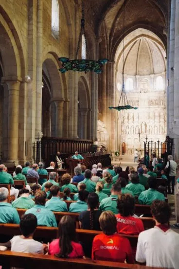 Homenaje de la Muixeranga de la Marina Alta a Jaime I en el Monasterio de Poblet