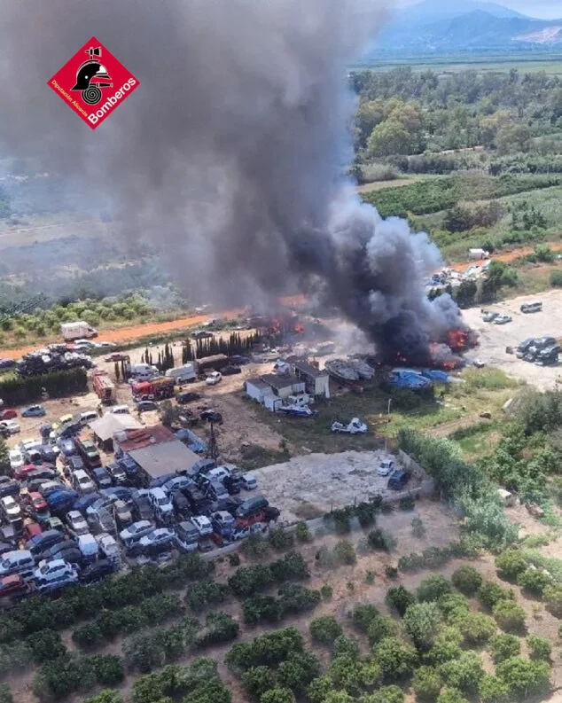 Extinguido el incendio del desguace de El Verger 2 Imagen: Imagen aérea del incendio