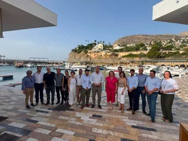 Imagen: Grupo de autoridades y asistentes posando en el puerto deportivo Marina PortBlanc de Calp durante su inauguración.