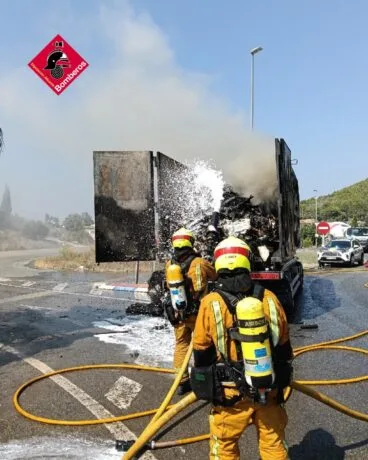 Extinción incendio camión Pedreguer por Bomberos de Alicante