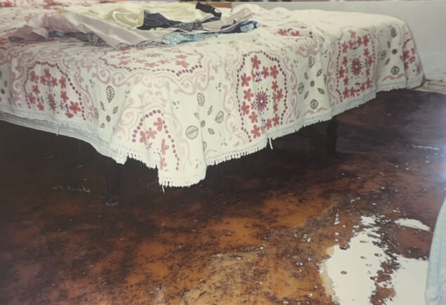 La riada de 4.000 m³ que no vino del cielo: 25 años del colapso del depósito en el Collao de Benissa 13 Imagen: Interior de una habitación en la partida del Collao de Benissa inundada en 2001