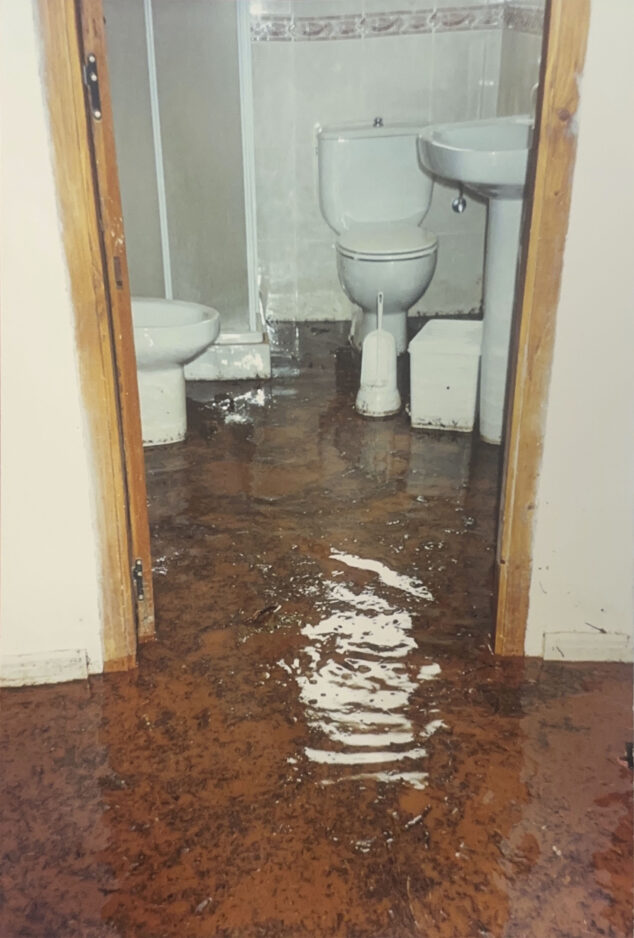 La riada de 4.000 m³ que no vino del cielo: 25 años del colapso del depósito en el Collao de Benissa 10 Imagen: Interior de una vivienda cubierta de agua en el Collao de Benissa por el colapso del depósito