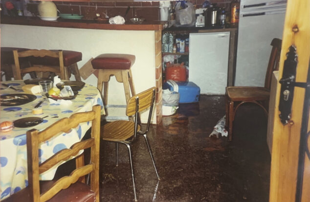 La riada de 4.000 m³ que no vino del cielo: 25 años del colapso del depósito en el Collao de Benissa 9 Imagen: Interior de una vivienda en la partida del Collao de Benissa inundada en 2001